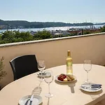 Appartement Pljesa Apartments -Meerblick Mit Terrasse & Grill By Rentyourhome24
